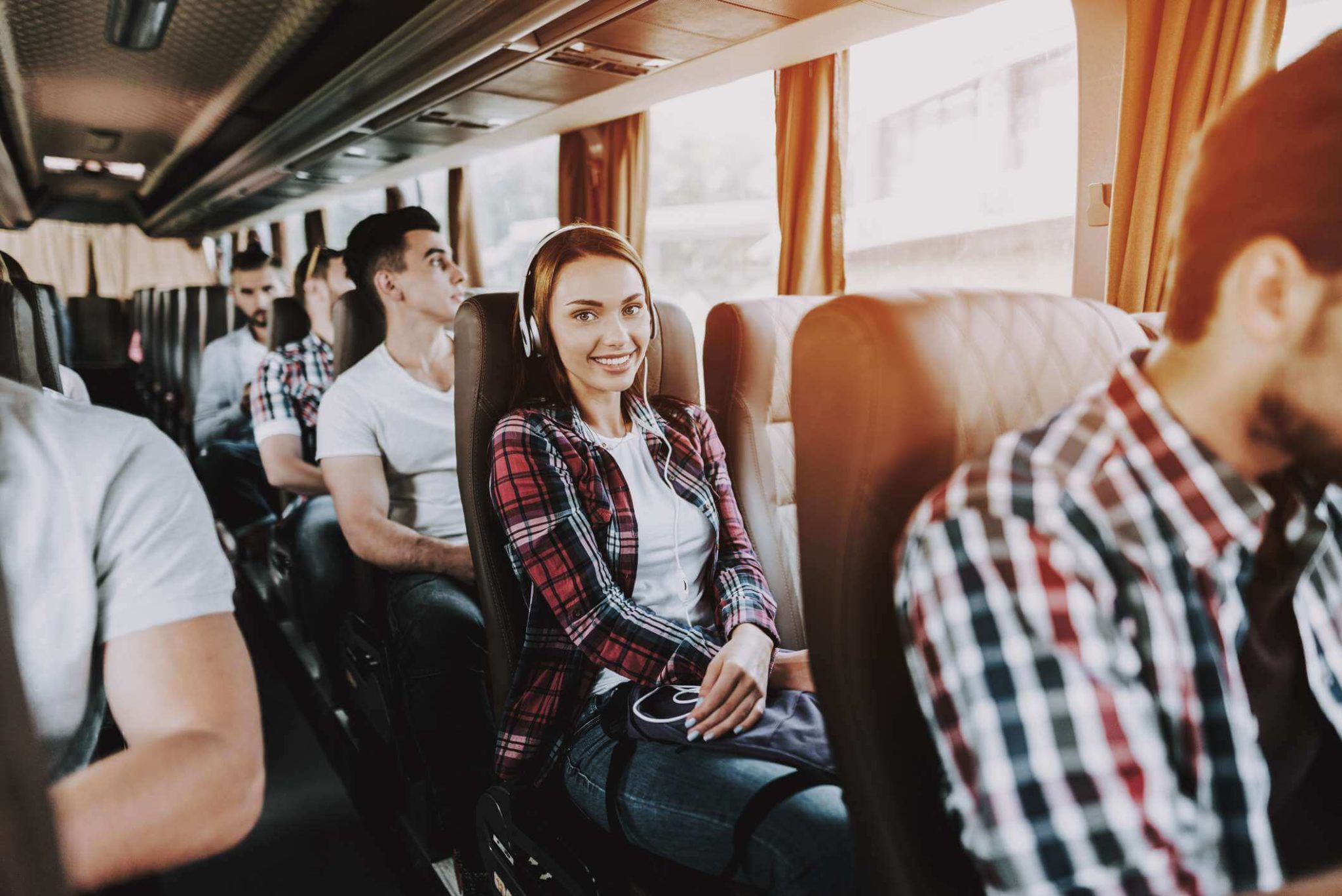 passageiros felizes dentro do ônibus